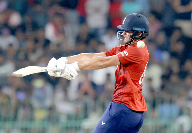 England hold off New Zealand